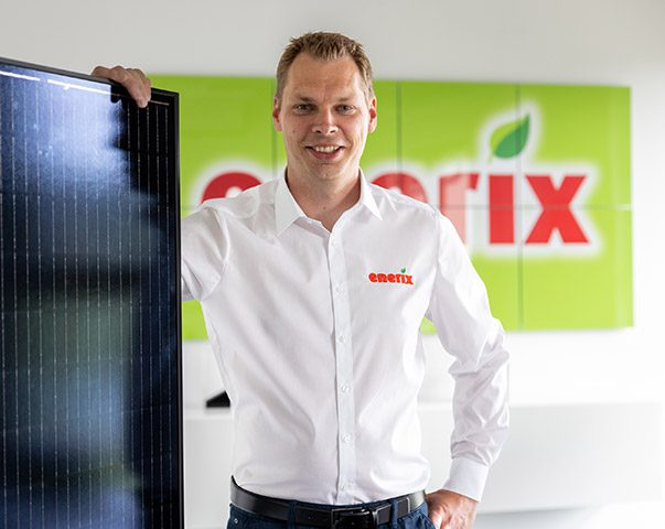 Dennis Adler - enerix Bremen mit Solarmodul